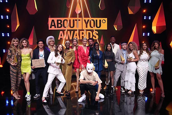Finale: Michael Fritz, Nikeata Thompson, Riccardo Simonetti, Sandra Lambeck, Brian Havarie, Heidi Klum, Eunique Cudo Berkeley, Sarah Harrington und Natasha Kimberly bei den 3. ABOUT YOU Awards am 20.04.2019 in den M&uuml;nchner Bavaria Studios (&copy;Photo: Gisela Schober/Getty Images f&uuml;r ABOUT YOU) 